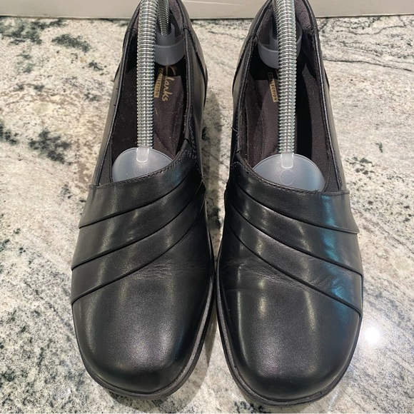 CLARKS (26101987) WOMEN'S "ESHA ESSY" BLACK LEATHER SLIP-ONS - SIZE 9M - Picture 1 of 16